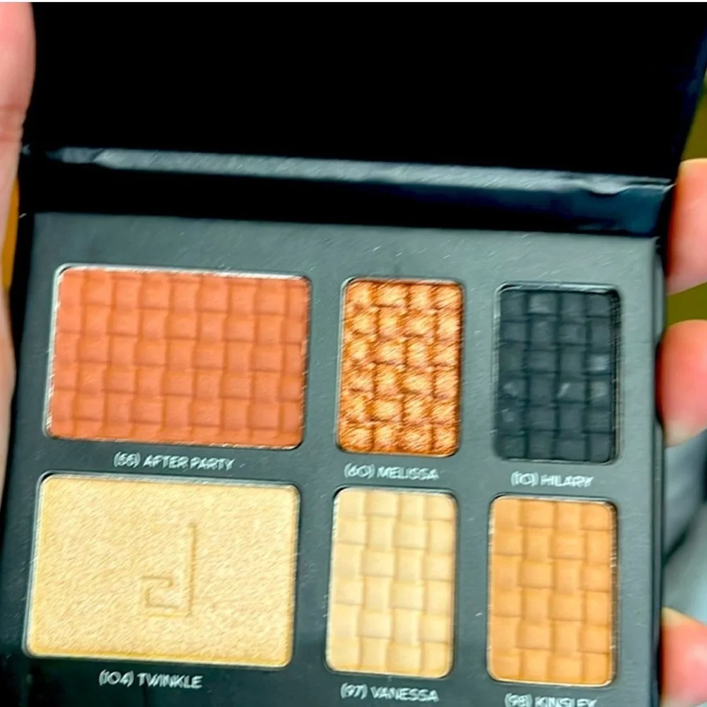 DOUCCE PALLET NWT